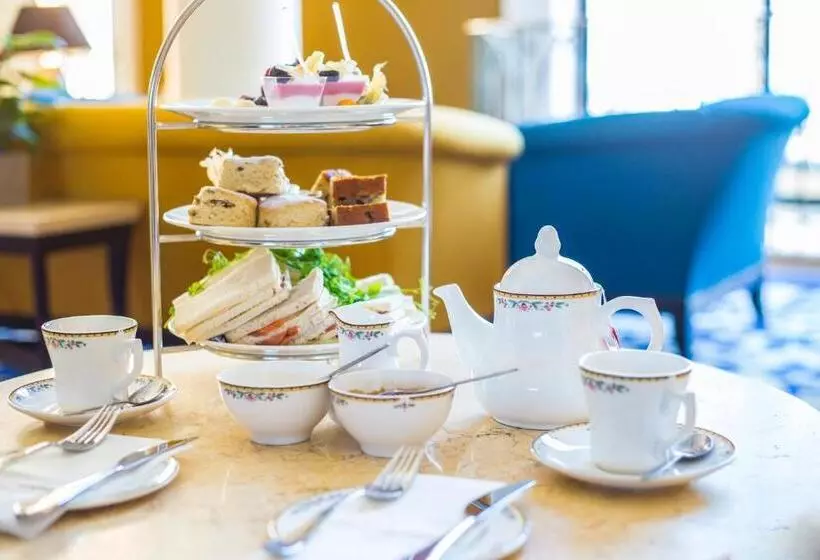 호텔 Corinthia St George S Bay