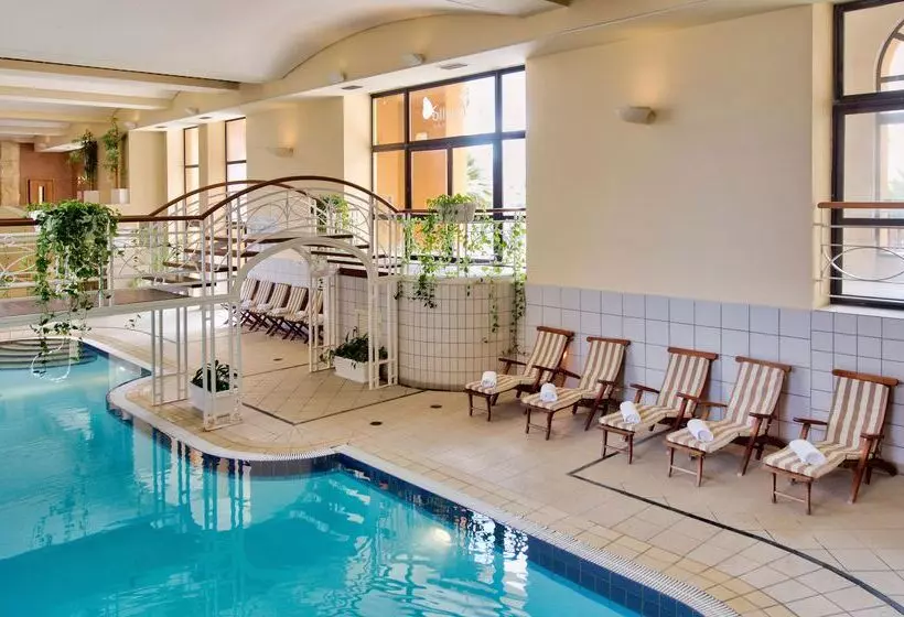 호텔 Corinthia St George S Bay