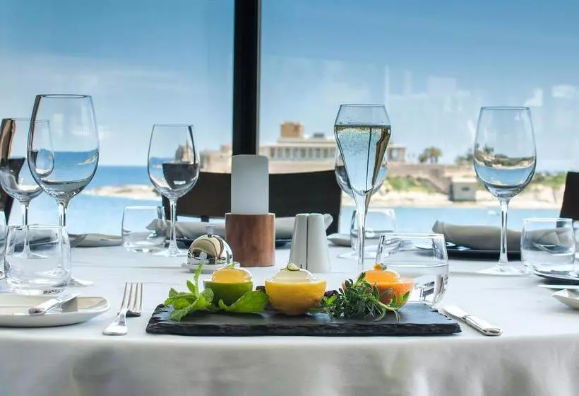 호텔 Corinthia St George S Bay