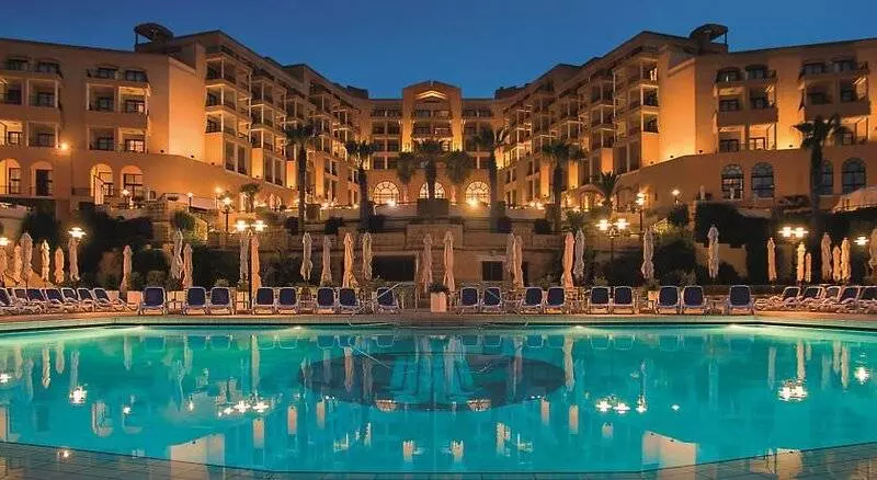 호텔 Corinthia St George S Bay