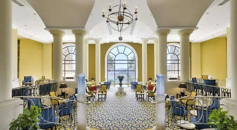 호텔 Corinthia St George S Bay