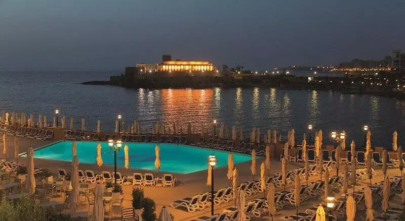 호텔 Corinthia St George S Bay