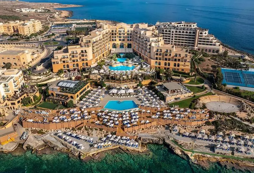 호텔 Corinthia St George S Bay