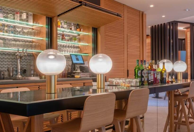 استراحتگاه Holiday Inn Nice Port St Laurent, An Ihg