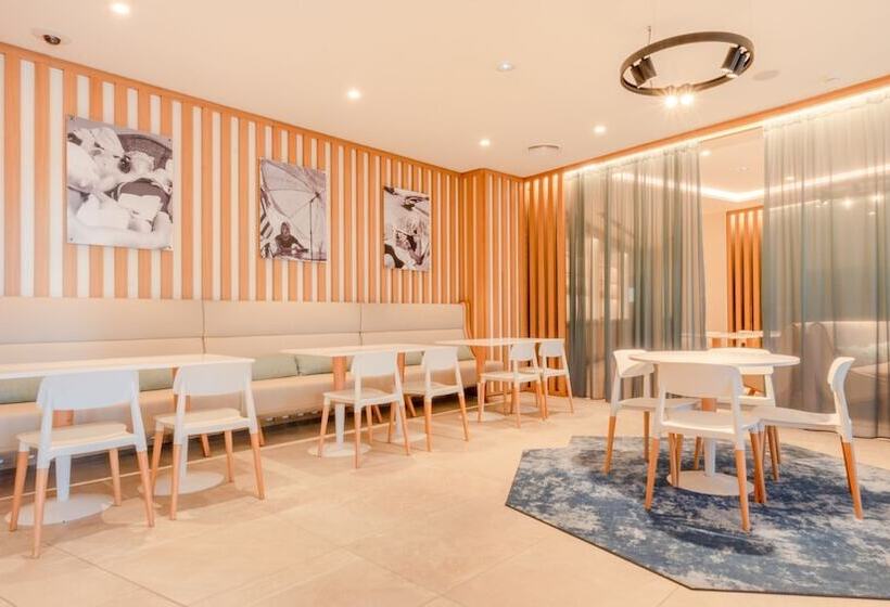 استراحتگاه Holiday Inn Nice Port St Laurent, An Ihg