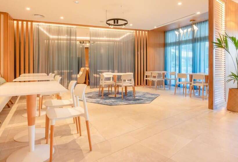 استراحتگاه Holiday Inn Nice Port St Laurent, An Ihg