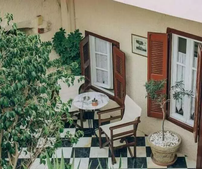 فندق Aeginitikon Arhontikon