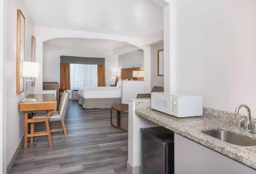 호텔 Ramada By Wyndham Bakersfield