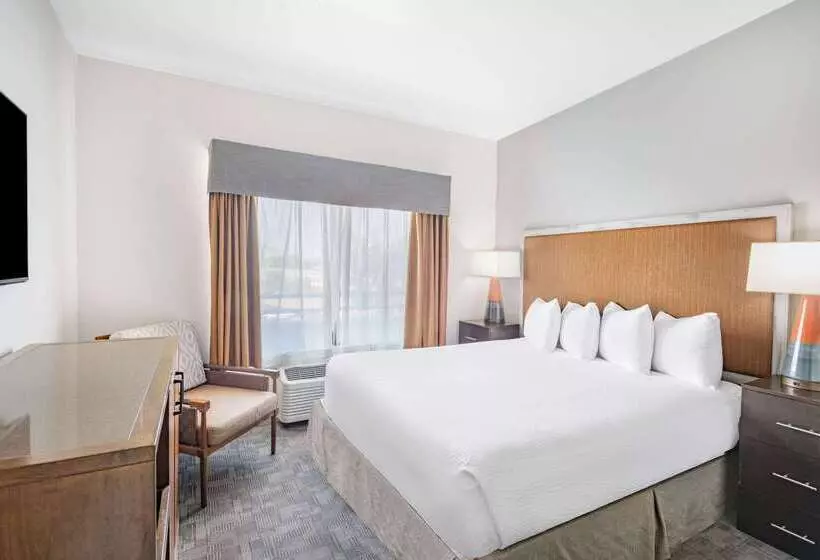 호텔 Ramada By Wyndham Bakersfield