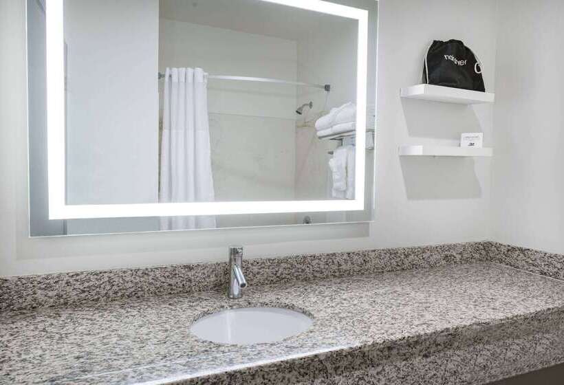 호텔 Ramada By Wyndham Bakersfield