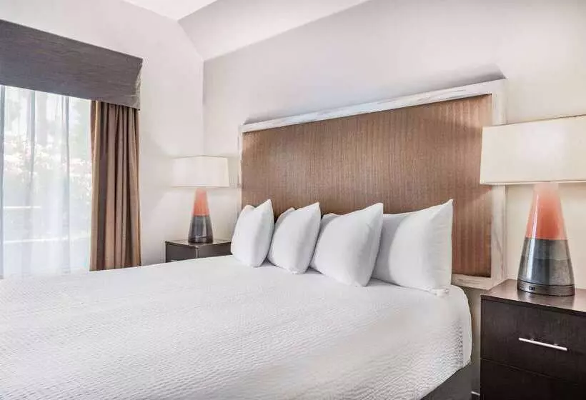 호텔 Ramada By Wyndham Bakersfield