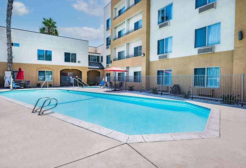 호텔 Ramada By Wyndham Bakersfield