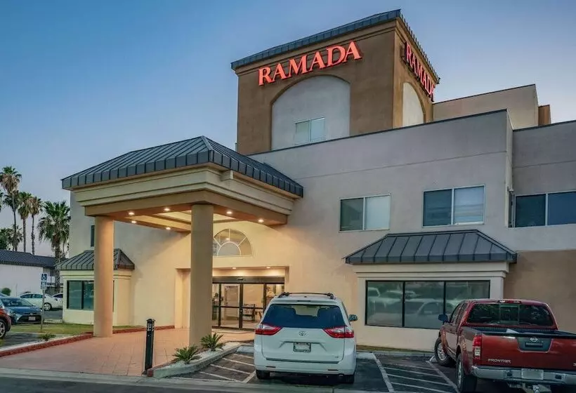 호텔 Ramada By Wyndham Bakersfield