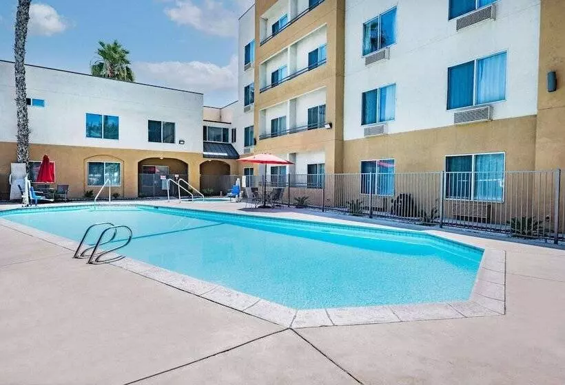 호텔 Ramada By Wyndham Bakersfield