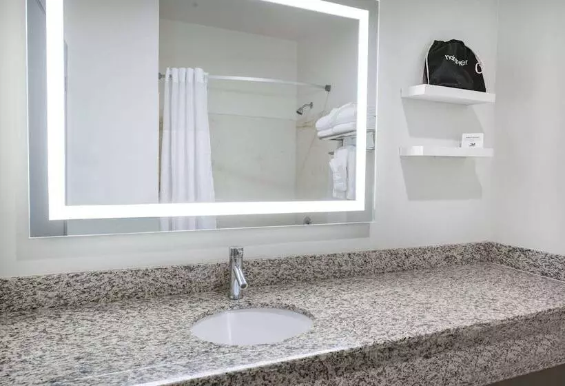 호텔 Ramada By Wyndham Bakersfield