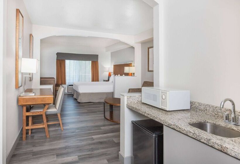 호텔 Ramada By Wyndham Bakersfield