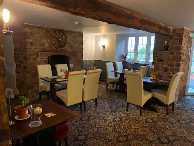 Отель Thelbridge Cross Inn