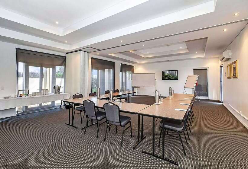 Отель Comfort Inn & Apartments Northgate Airport