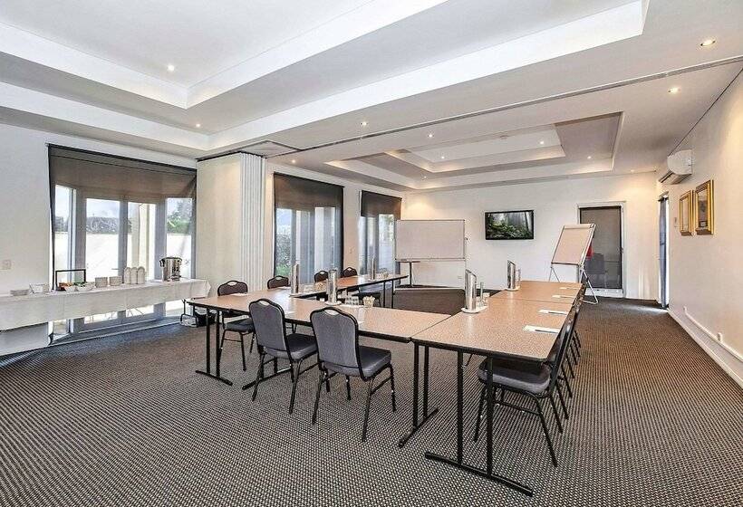 Отель Comfort Inn & Apartments Northgate Airport