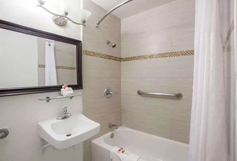 هتل Days Inn By Wyndham Orange Anaheim