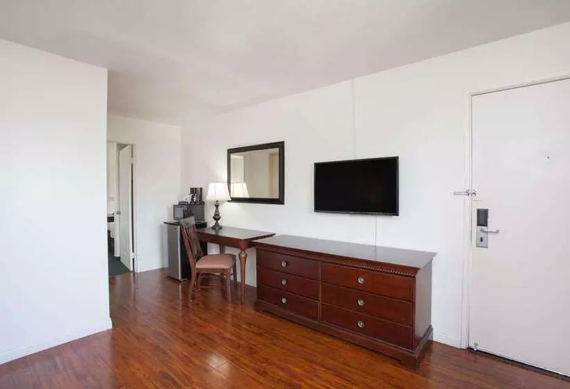 هتل Days Inn By Wyndham Orange Anaheim