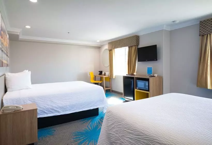 호텔 Days Inn By Wyndham Santa Monica