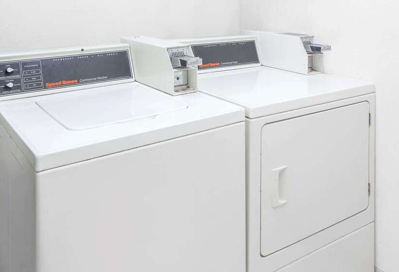 فندق Days Inn & Suites By Wyndham Brinkley