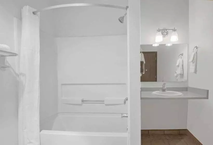 Отель Days Inn By Wyndham Taos