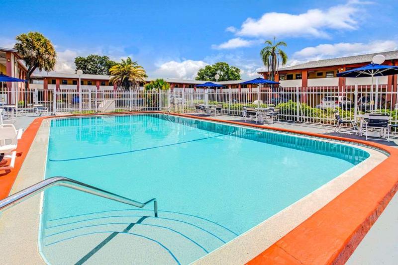 בית מלון כפרי Holiday Inn Express & Suites Tampa Stadium   Airport Area, An Ihg