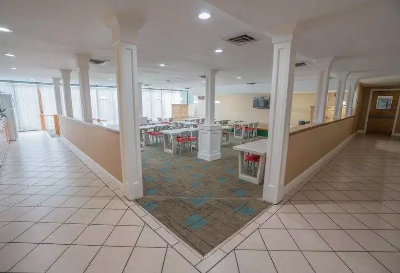 فندق Ambassador Inn And Suites