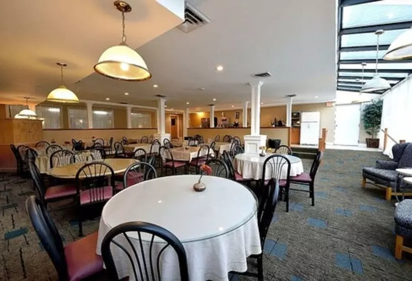 فندق Ambassador Inn And Suites