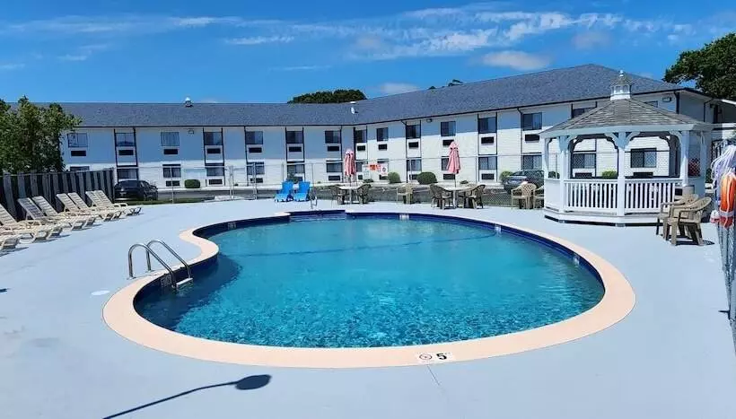 فندق Ambassador Inn And Suites