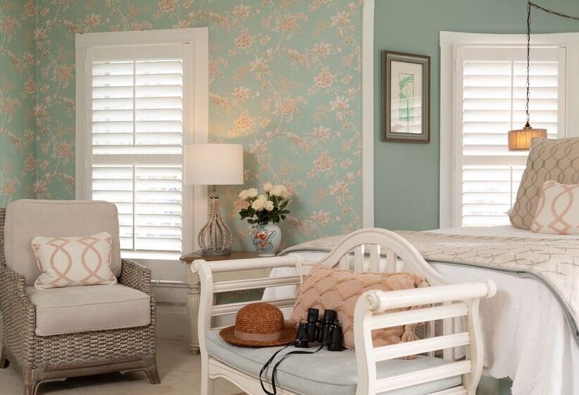 هتل White Doe Inn Bed & Breakfast