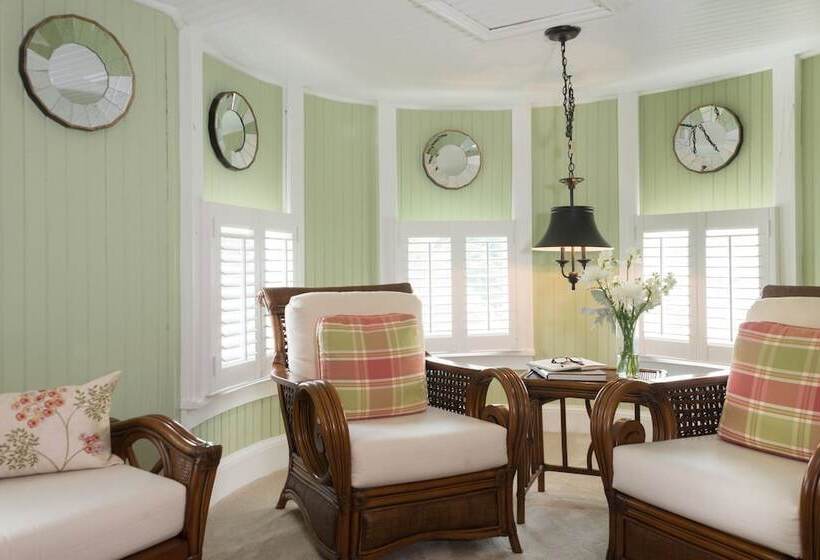 هتل White Doe Inn Bed & Breakfast