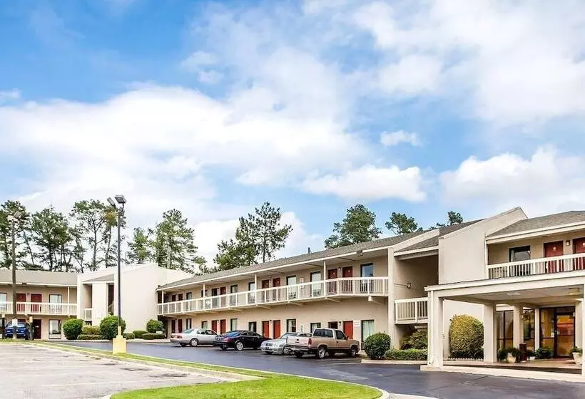 Отель Zainee Inc Budgetel Inn And Suites