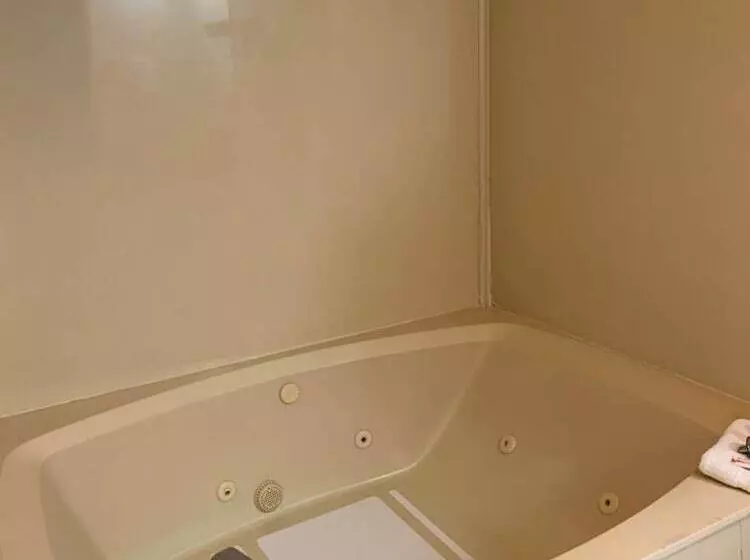 Отель Zainee Inc Budgetel Inn And Suites