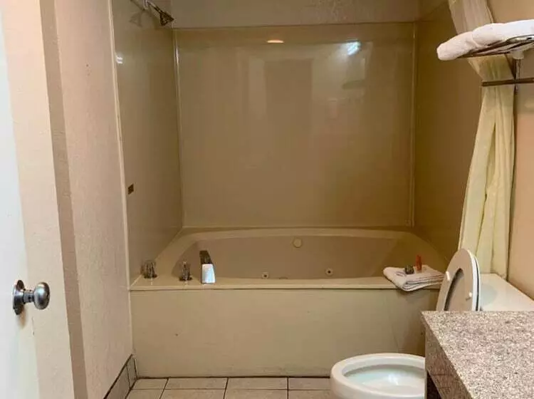 Отель Zainee Inc Budgetel Inn And Suites