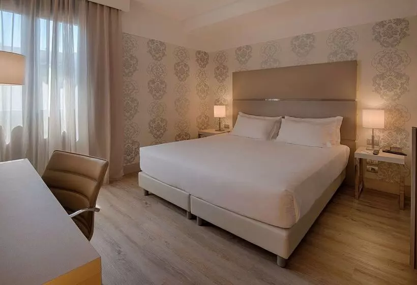 هتل NH Firenze