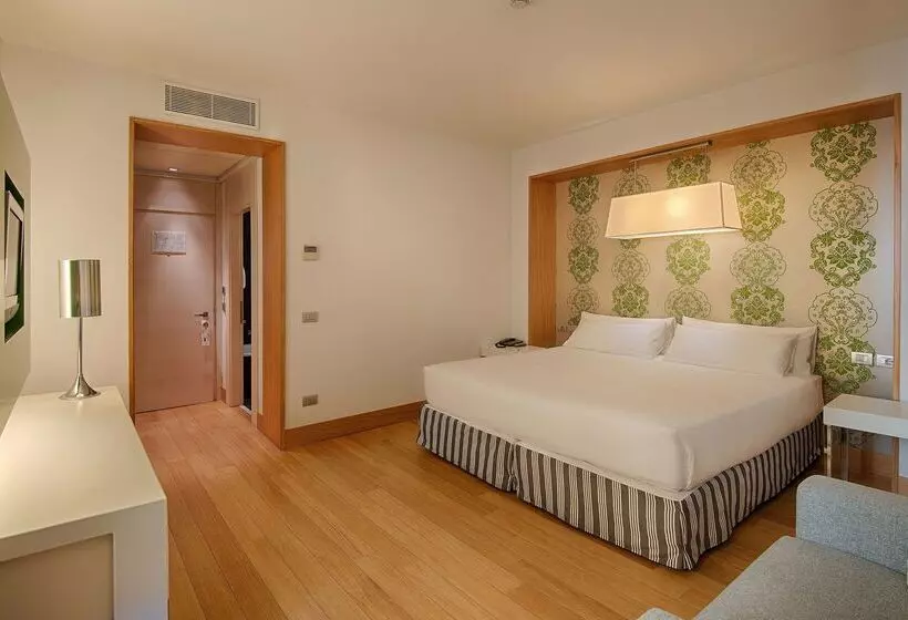 هتل NH Firenze