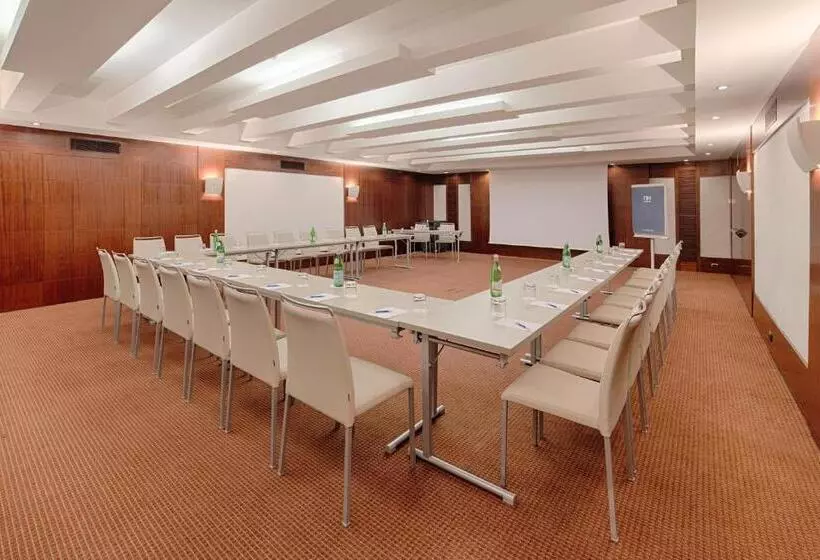 هتل NH Firenze