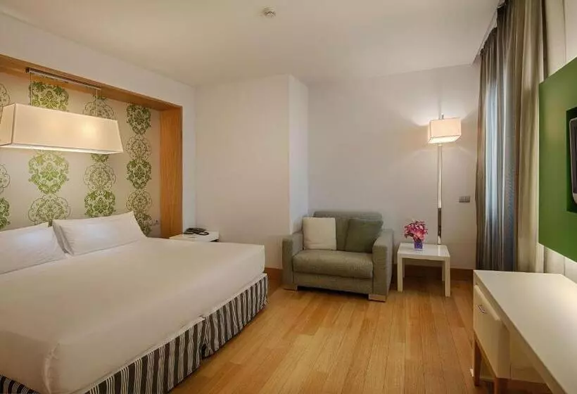 هتل NH Firenze