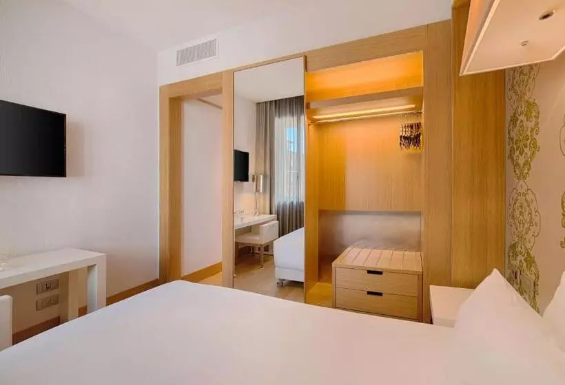 هتل NH Firenze