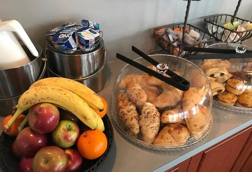 هتل Auberge Du Lac Des Sables