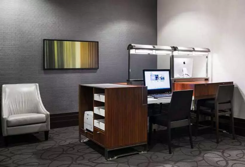 酒店 Hilton Winnipeg Airport Suites