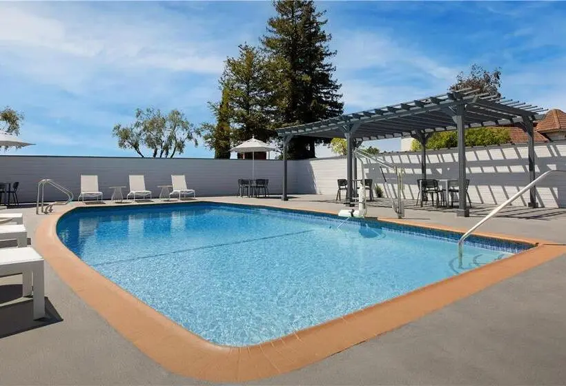 هتل La Quinta By Wyndham San Jose Airport
