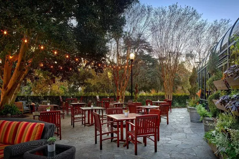 호텔 Sheraton Fairplex Suites & Conference Center