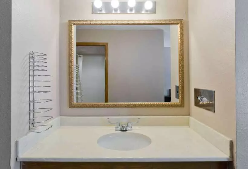 Отель Super 8 By Wyndham Rockford