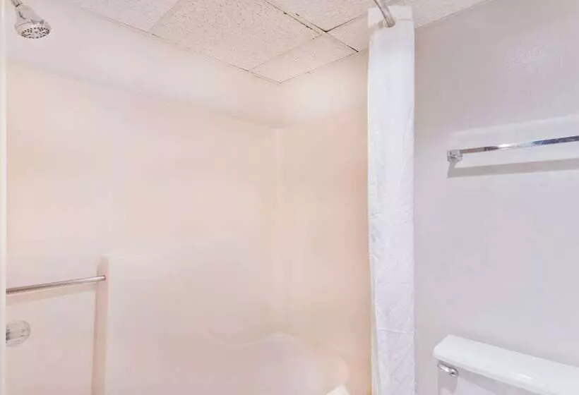 Отель Super 8 By Wyndham Rockford