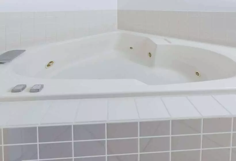 Отель Super 8 By Wyndham Rockford