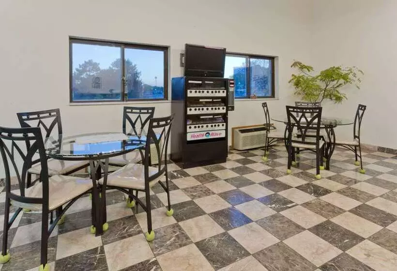 Отель Super 8 By Wyndham Rockford